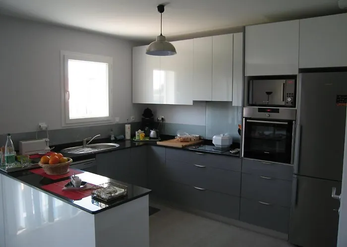 Charmante F4 Avec Jardin, Terrasse Et Garage - St Cyprien Village, Proche Commerces Et - Fr-1-106-40 Villa *