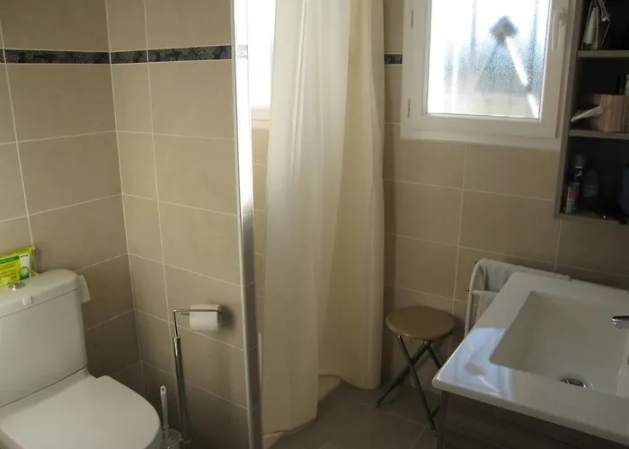 Charmante F4 Avec Jardin, Terrasse Et Garage - St Cyprien Village, Proche Commerces Et - Fr-1-106-40 *